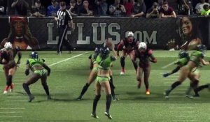 Une joueuse de football lingerie célèbre son touchdown en plongeant sa tête dans les seins d'une spectatrice