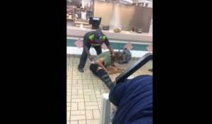 Un client énervé se fait frapper et taser dans un Burger King (Houston)