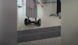 Une religieuse vote en... hoverboard