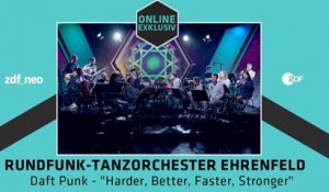 Un orchestre joue le morceau « Harder, Better, Faster, Stronger »