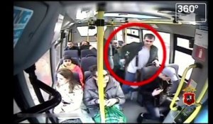 Technique incroyable d'un pickpocket qui vole un porte-feuille dans un bus en russie