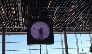 Une horloge très originale dans l'aéroport d'Amsterdam