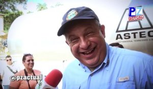 Le président du Costa Rica avale une guêpe en plein point de presse