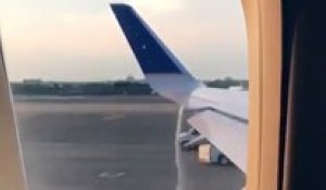 Un avion a une grosse fuite de carburant sur une aile