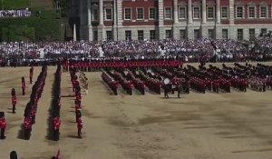 Un soldat de la garde royale fait un malaise et s’écroule au sol en pleine cérémonie à Londres
