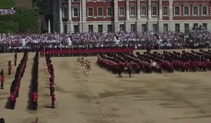 Un soldat anglais s'évanouit en pleine cérémonie.