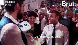Emmanuel Macron parle à un robot au salon Vivatech