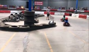 Un jeune enfant sur un Go-Kart tourne hors de contrôle