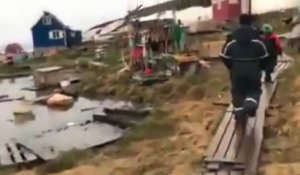 Une habitante filme l'arrivée d'un tsunami au Groenland