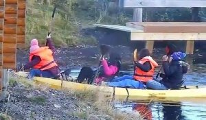 Des touristes chinois ont du mal à quitter la rive avec leur kayak (Islande)