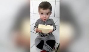 Ce petit garçon aime vraiment beaucoup le fromage !