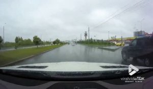 Accident de voiture impressionnant sur une route glissante de russie