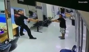 Un policier thaïlandais calme un homme énervé armé d'un couteau et lui fait un câlin
