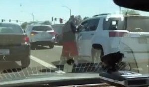 Un homme donne un coup de poing à un autre automobiliste lors d"un Road rage !!