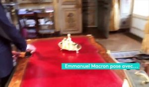 Livres, smartphone, horloge... On a décrypté la photo officielle d'Emmanuel Macron
