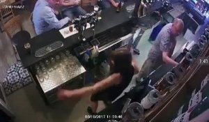 Le propriétaire d'un bar frappe sa femme et poste la vidéo choc de l'altercation sur Facebook