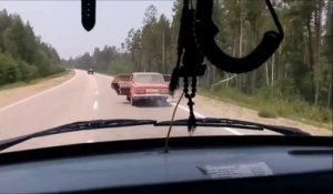 Quand les russes transportent des troncs d'arbres en voiture... Taré