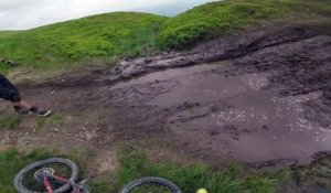 Il s'explose en VTT dans une flaque de boue géante