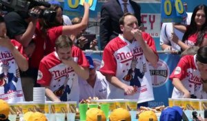 72 hot-dogs en 10 mn: Joey Chestnut bat son propre record