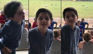 Un enfant raconte une blague dans un stade de foot