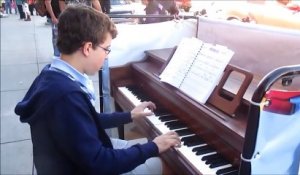 Ce génie à 14 ans joue comme un dieu du piano dans la rue !