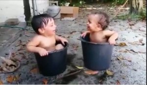 Ces 2 bébés s'amusent comme des fous dans leur seau d'eau
