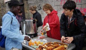 Après l'évacuation, ces bénévoles servent toujours des centaines de petits-déjeuners aux migrants de La Chapelle