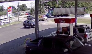 Un camion pulvérise une voiture en lui roulant dessus.