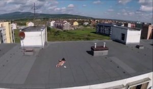 Quand un drone tombe sur une femme qui bronze en petite tenue sur le toit d'un immeuble