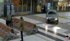 L'incroyable vidéo d'une voiture qui défonce un aéroport à la GTA!