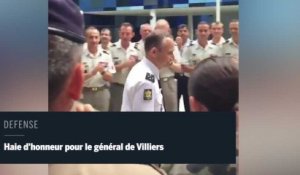 Haie d'honneur et d'applaudissements pour le général de Villiers