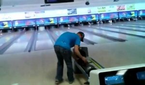 Un homme bourré qui joue au bowling !