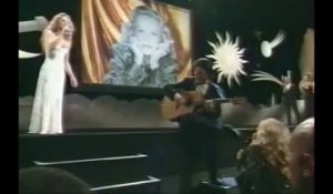Vanessa Paradis et Jeanne Moreau chantent "Le tourbillon de la vie" à Cannes en 1995