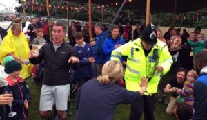 Un policier fait le buzz sur les réseaux sociaux après s'être complètement lâché lors d'un festival de musique
