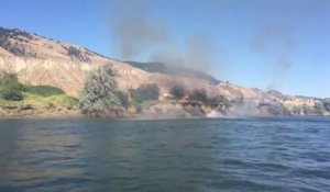 Ce bateau éteint un incendie avec son moteur puissant dans l'eau du lac !