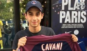 En attendant (le maillot de) Neymar devant la boutique du PSG