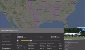 Un Boeing 787 parcourt le ciel pour réaliser un dessin d'un avion au dessus des Etats-Unis