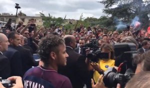 Le bain de foule de Neymar à la sortie du Parc des Princes