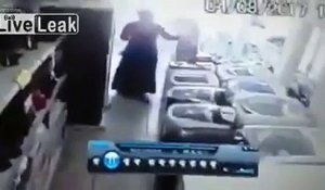Une femme vole un écran TV et arrive à s'en sortir !