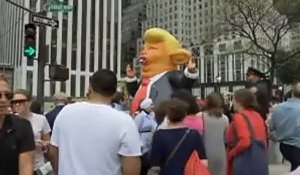 Donald Trump accueilli par des centaines de manifestants antifascistes devant la Trump Tower .