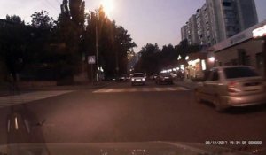 Cette maman russe laisse sa poussette et son bébé partir et chuter au milieu de la route. FAIL