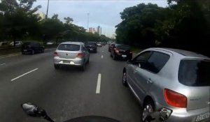 2 motards tentent d'en braquer un autre en pleine route