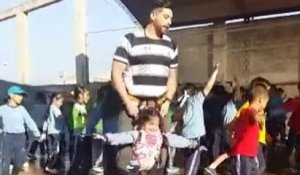 Un prof de sports aide une fillette handicapée à danser (Paraguay)
