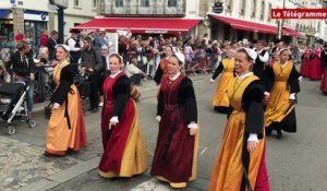 Concarneau. Filets Bleus : grande parade sous un franc soleil