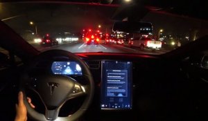 Le pilotage automatique de nuit sur la Tesla n'est pas totalement au point