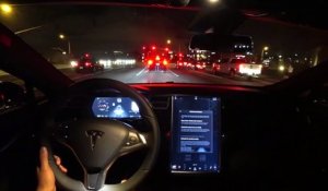 Le pilotage automatique de nuit de la voiture Tesla n'est pas encore parfait !