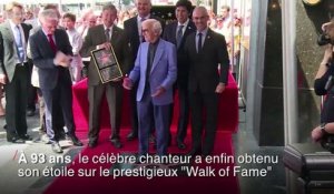 Charles Aznavour découvre son étoile à Hollywood