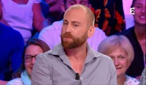 Par erreur, un candidat de Nagui rate le mariage de ses amis et se retrouve chez des inconnus - Regardez