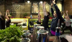 A Londres, des cours de yoga-bière dans les pubs