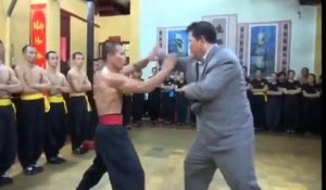 Ce gars en costard donne une leçon de kung-fu géniale